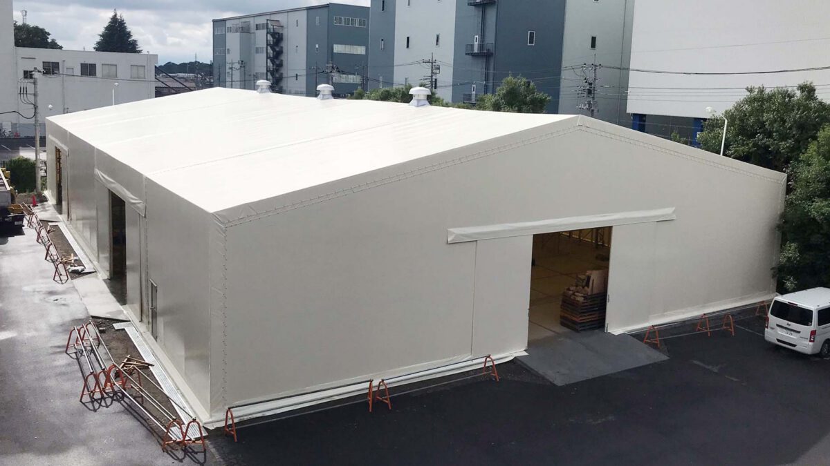 白い膜材で仕上げたテント倉庫の外観