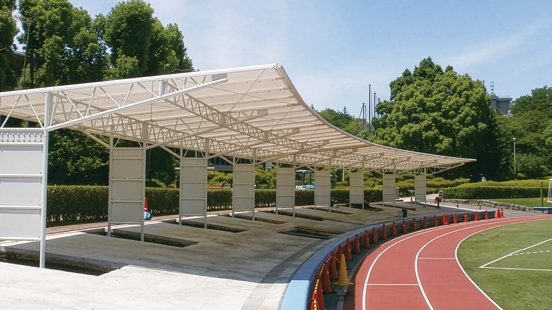 通路や階段の形状にあわせたテント、店舗用の庇・オーニングなど、設計・施工もお任せ下さい。